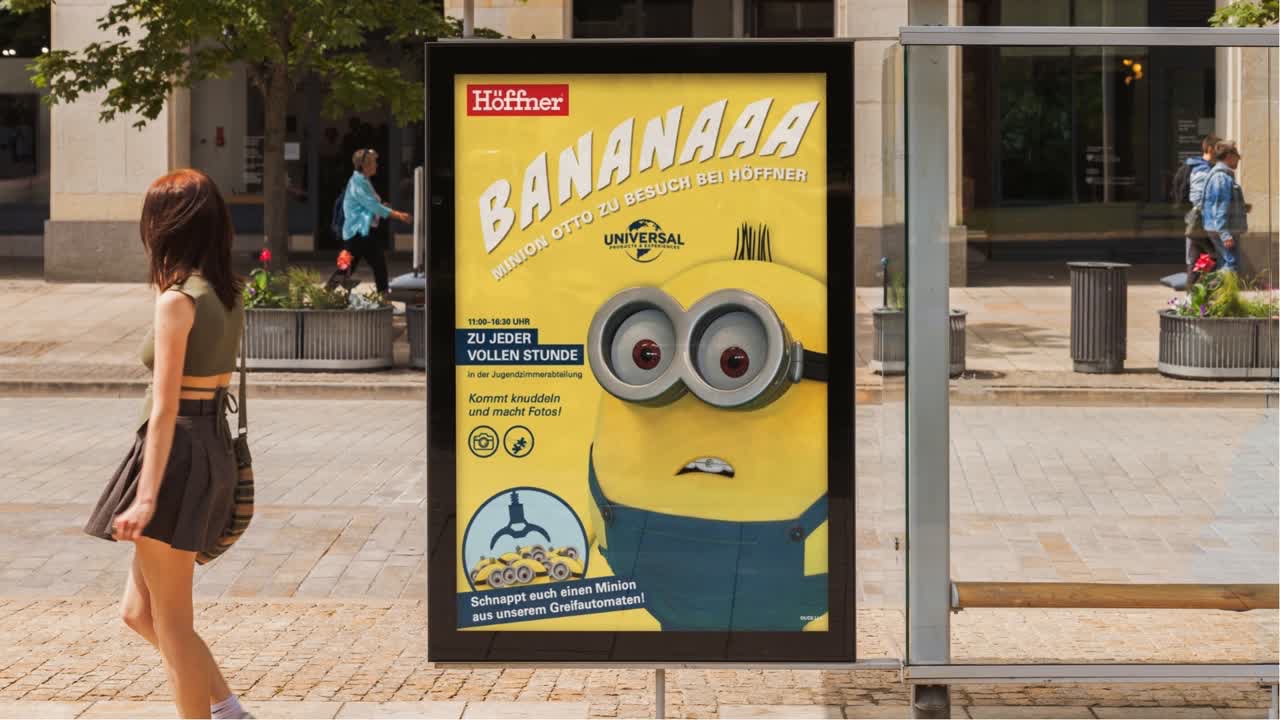 Höffner-Plakat mit Minions-Motiv im Citylight an einer Haltestelle
